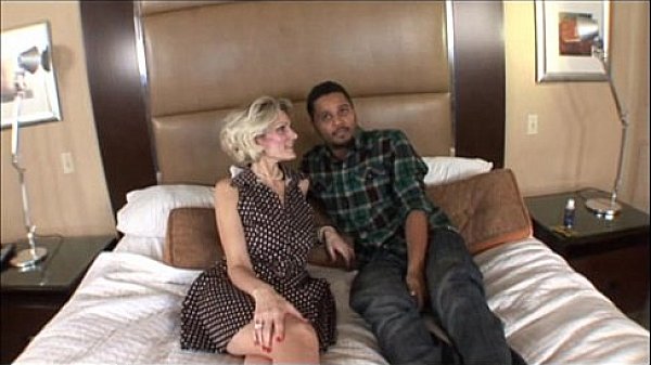 Hot Blonde Amateur milf bangs black guy in BBC Interracial Video